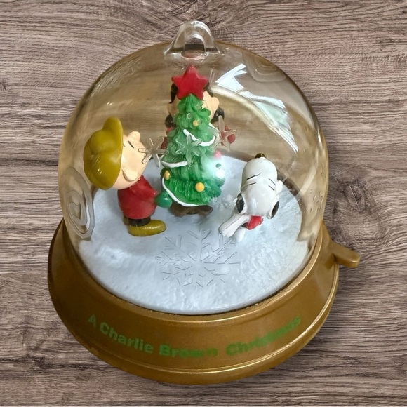 Vintage Spinning Ornament - A Charlie Brown Christmas - 1999 - Picture 1 of 7